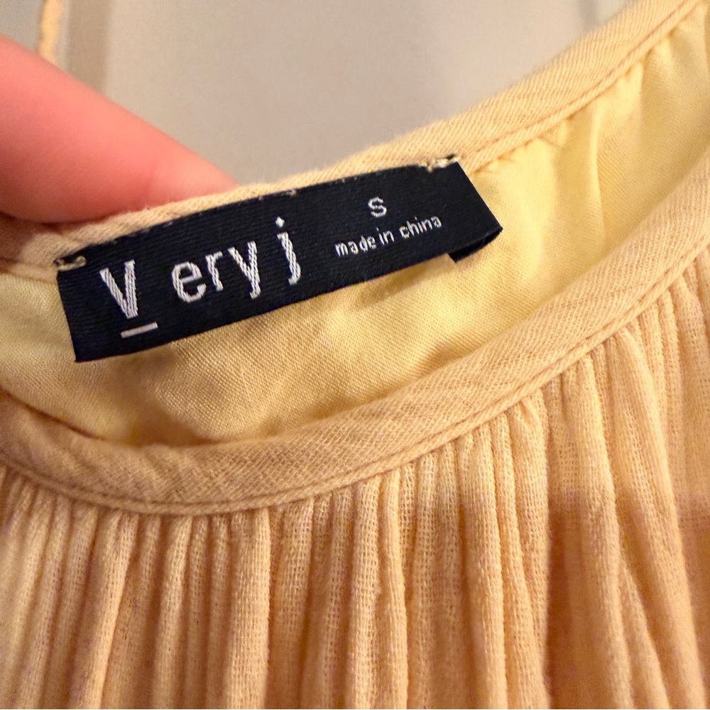 Elegant Yellow Sleeveless Dress - Picture 3 of 4